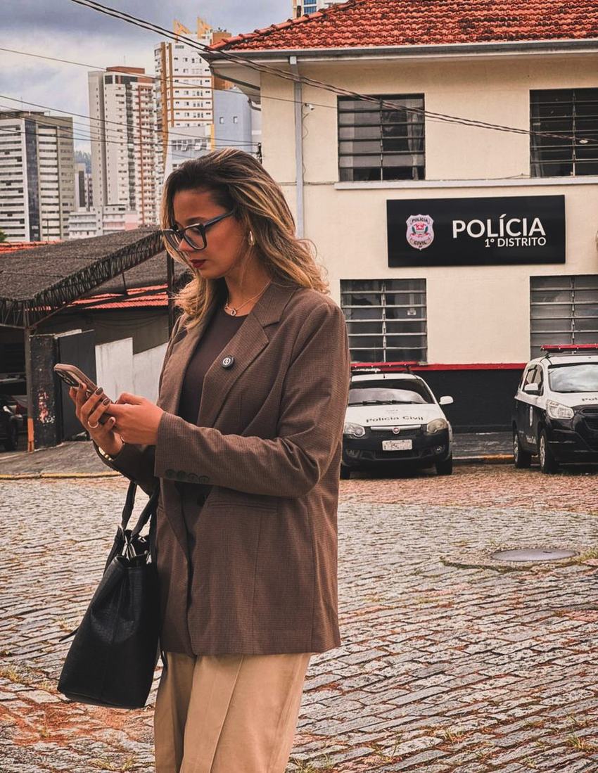 Dra. Ana em atendimento na delegacia